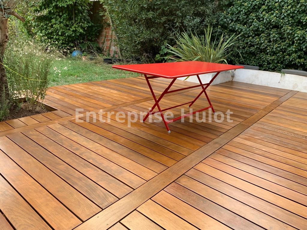 Rénovation terrasse Gagny - terrasse en bois avec une table rouge