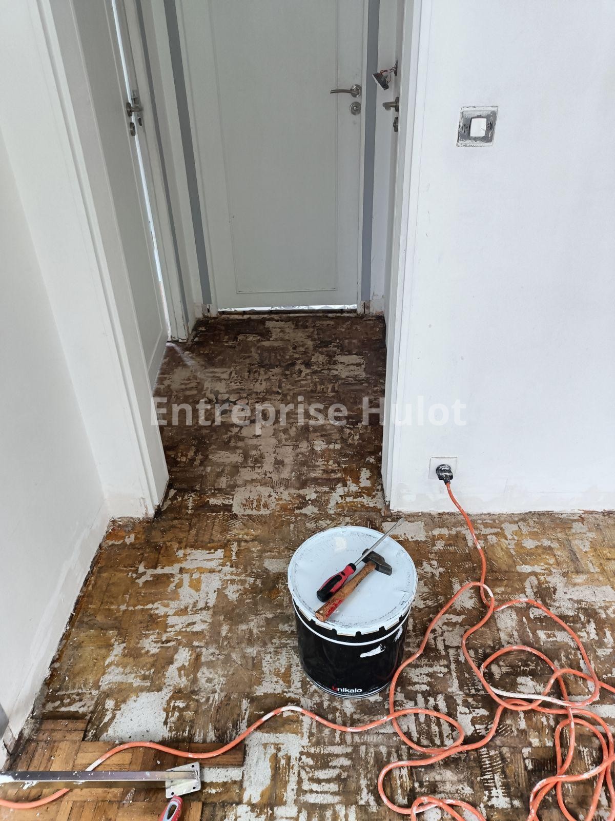 Pendant le remplacement du parquet à Maisons-Alfort